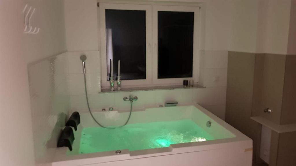 Luxuswohnung mit Jacuzzi Nähe Flughafen Köln/Bonn 17 Zum Düffenbroich, 53842 Troisdorf