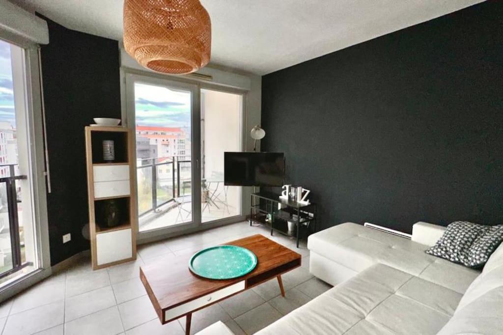 Lyon 2 Confluence • T2 Bayard • HostisY 27 Cours Bayard, 69002 Lyon