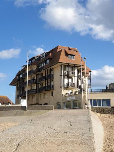 M2M Studio avec balcon - magnifique vue campagne et côté mer - les pieds dans l eau!