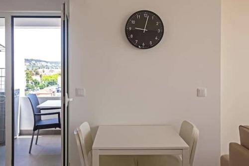 Magnificent 1 Bedroom Apartment With Views Over The Ocean
