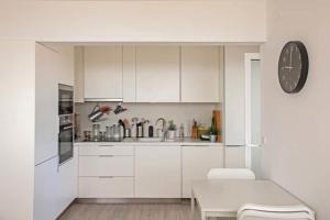 Magnificent 1 Bedroom Apartment With Views Over The Ocean
