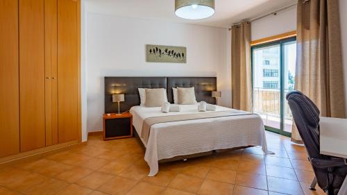 Magnificent 2BDR Apartment W/ AC & Pool - 2min from beach - by LovelyStay