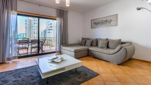 Magnificent 2BDR Apartment W/ AC & Pool - 2min from beach - by LovelyStay