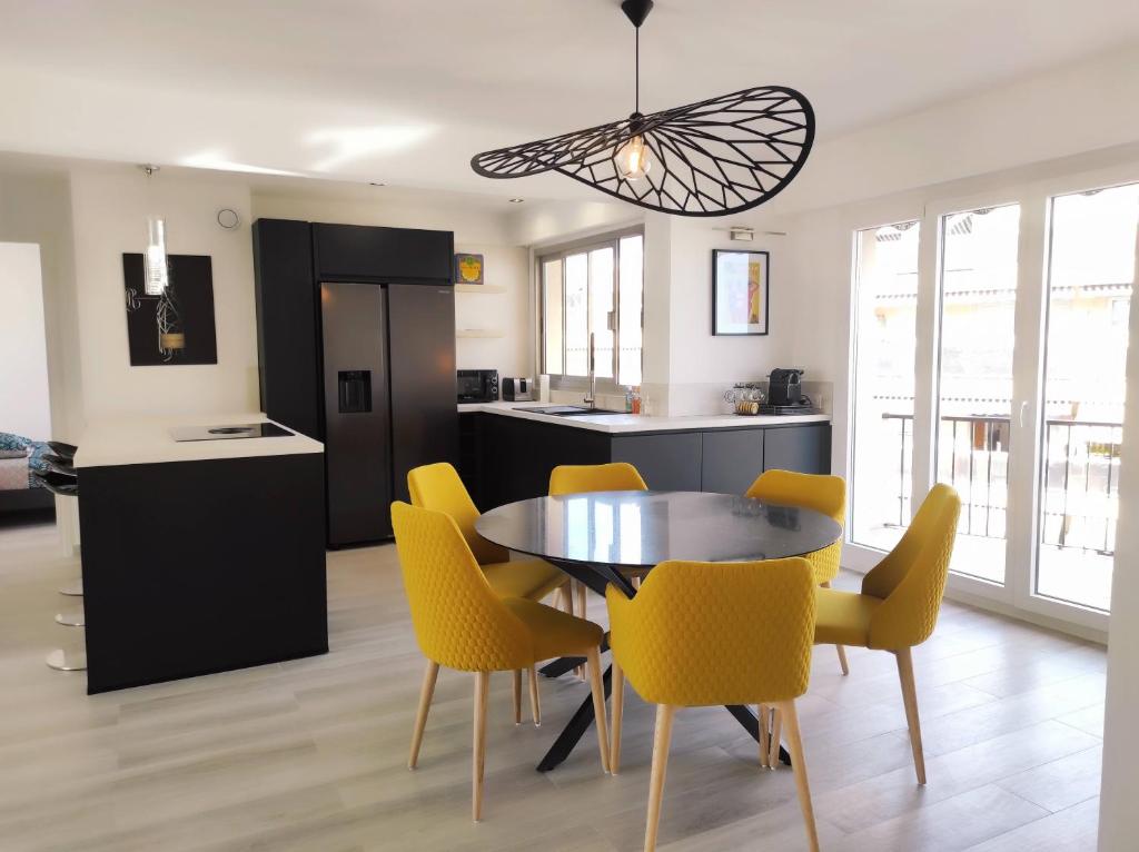 Magnificent 3 bedrooms Rooftop condo 68 Boulevard du Président Wilson, 06600 Antibes