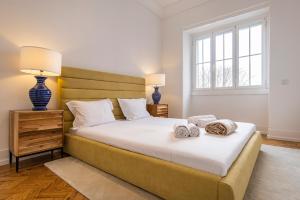 Magnificent 4BDR Apartment in Lisbon by LovelyStay