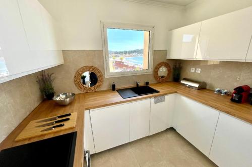 Magnificent 82m With Terrace And In Front Of Sea