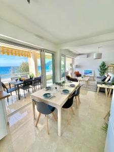 Magnificent 82m With Terrace And In Front Of Sea