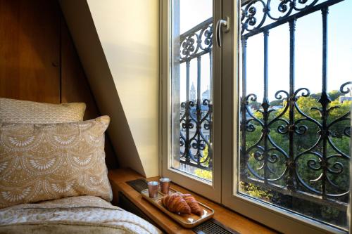 Magnificent apartment with balcony overlooking Sacre-Coeur- Paris 18th