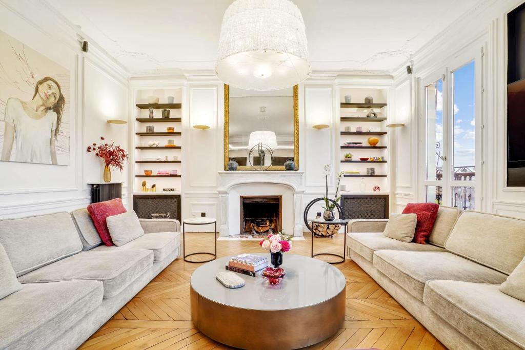 Appartement Magnificent Luxury Penthouse apartment in a prestigious neighborhood of Paris with a eiffel tower view from balcony short walk to palais Galliera and Avenue Montaigne fashion stores 4 avenue du Président Wilson 75008 Paris