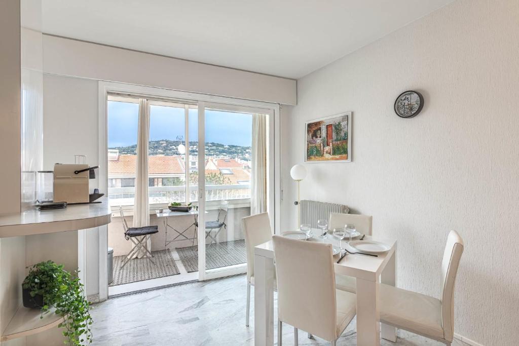 Appartement Magnificent spacious apartment near the Croisette 1 Rue de Lérins 06400 Cannes