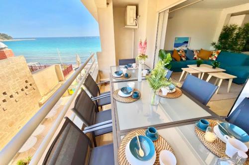 Magnifique 85m avec BALCON et en FRONT DE MER