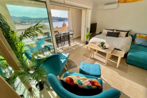 Magnifique 85m avec BALCON et en FRONT DE MER