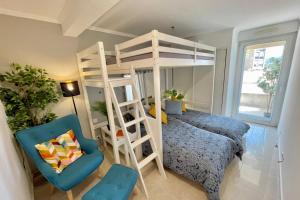 Magnifique 85m avec BALCON et en FRONT DE MER