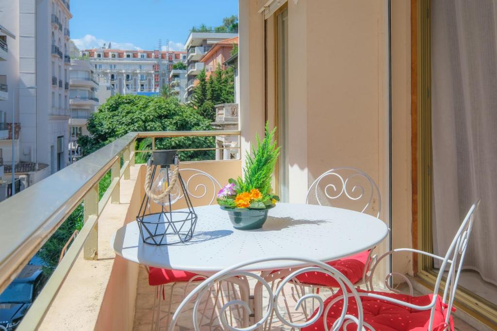 Appartement Magnifique appart. Cannes - 200m Croisette 4 pers. 15 Rue Rouaze 06400 Cannes