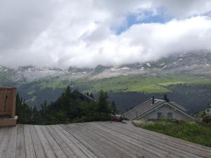 MAGNIFIQUE APPARTEMENT AVEC TERRASSE et VUE IMPRENABLE SUR LE CIRQUE DE FLAINE, 2 chambres et coin montagne, 6 personnes