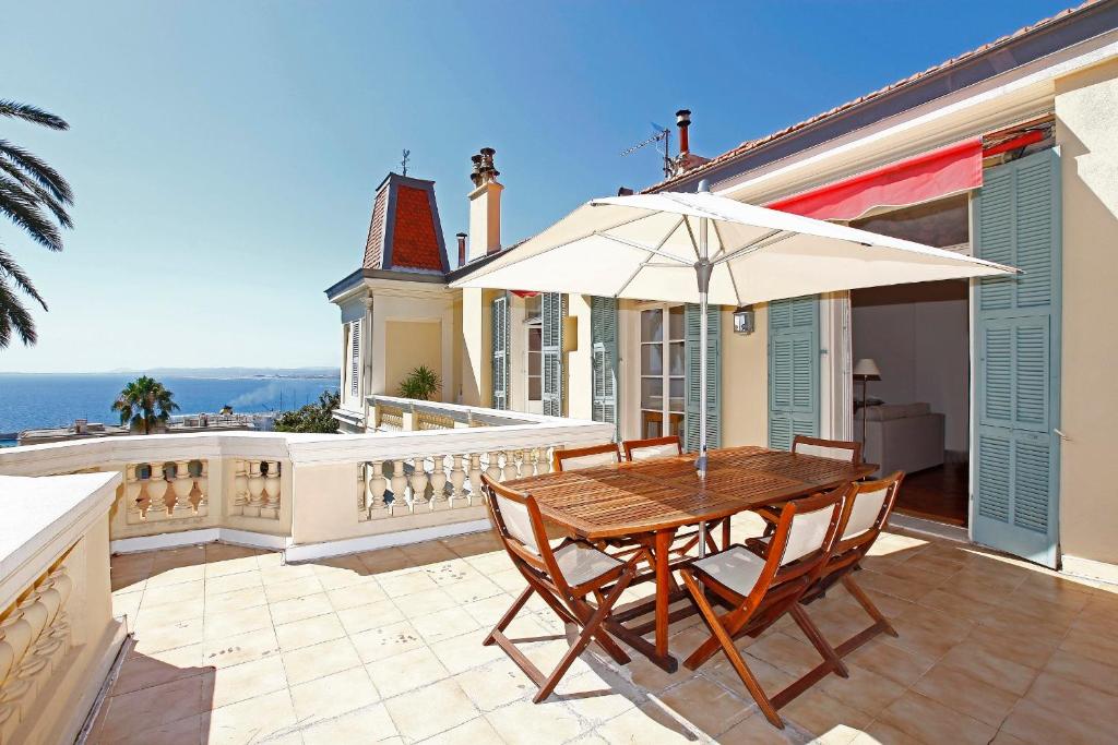 Appartement Magnifique appartement d'époque avec Vue Mer 4 personnes avec terrasse Le Port Nice 6 Allée de la Palmeraie 06300 Nice