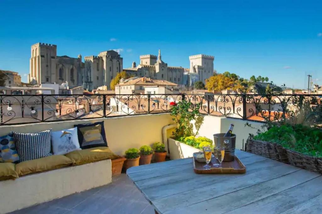 Appartement MAGNIFIQUE APPARTEMENT DE CHARME AVEC VUE SUR LE PALAIS DES PAPES À AVIGNON WiFI GRATUIT 16 Rue Petite Saunerie 84000 Avignon