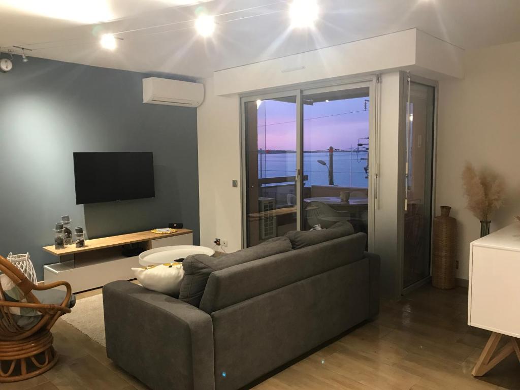 Appartement Magnifique appartement pied dans l'eau 2° étage 2 Rue Louis Armand 06150 Cannes