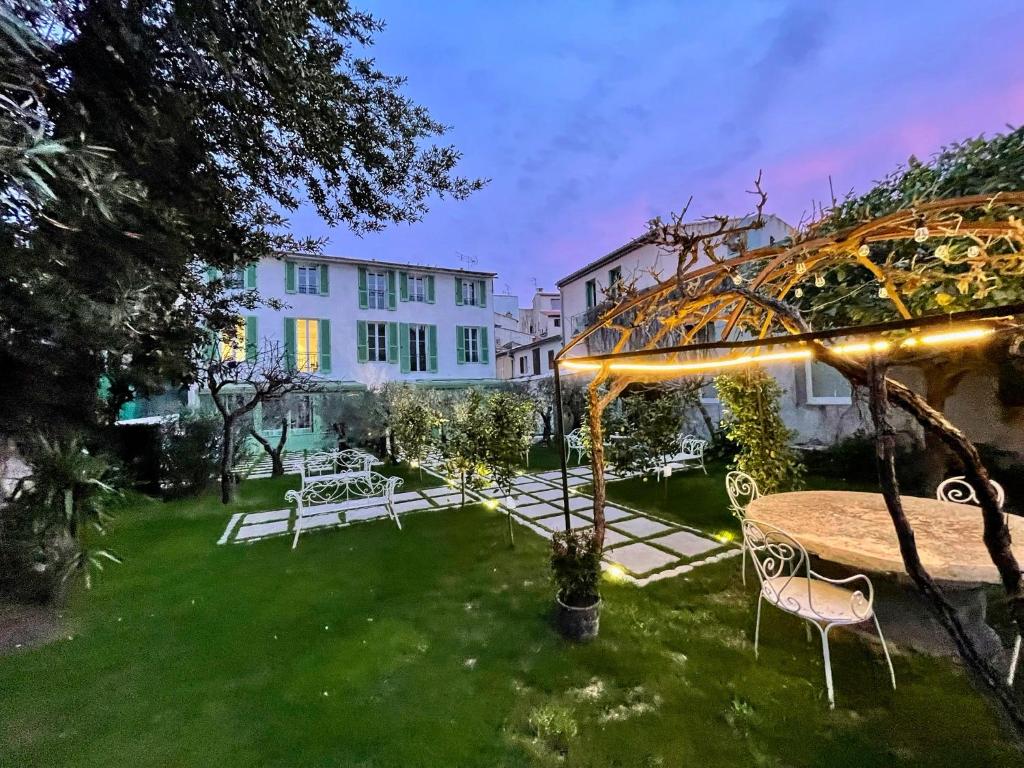 Appartement Magnifique appartement sur jardin - Vieil Antibes 14 Rue du Petit Four 06600 Antibes