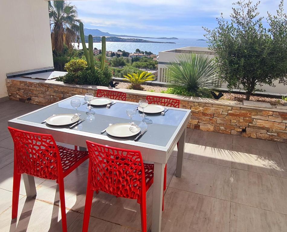 MAGNIFIQUE APPARTEMENT VUE MER - GRANDE TERRASSE ET PISCINE AVENUE DE L'ILE ROUSSE - RESIDENCE : LES KATIKIAS, 83150 Bandol