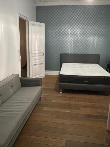 Magnifique flat avec balcon Champs-Elysées. AC