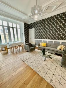 Magnifique flat avec balcon Champs-Elysées. AC