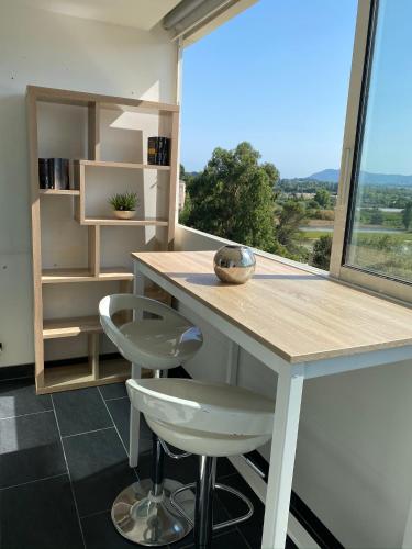 MAGNIFIQUE STUDIO AVEC GRANDE PISCINE ET VUE PANORAMIQUE