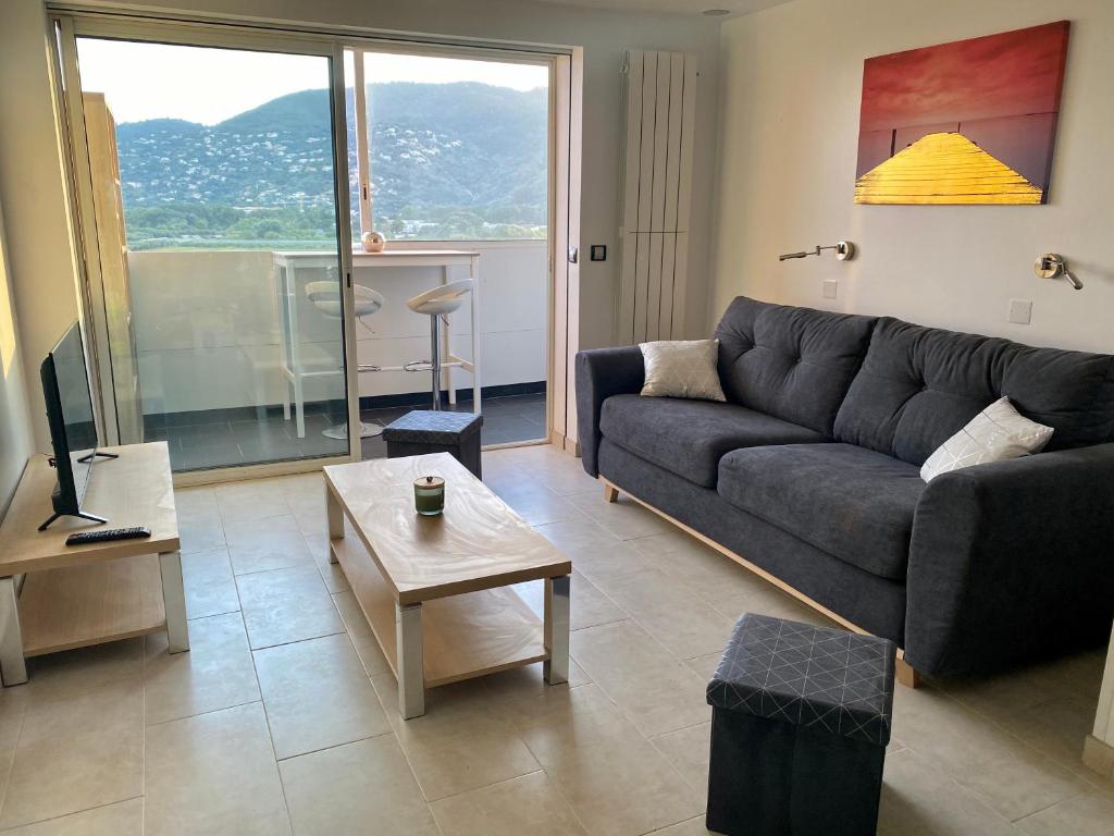 Appartement MAGNIFIQUE STUDIO AVEC GRANDE PISCINE ET VUE PANORAMIQUE Résidence Pont d’Avril, Bat B 286 Avenue Michel Jourdan 06150 Cannes