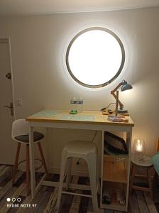 Magnifique Studio Wifi Tout confort, Tous consommables Centre ville Parking privé Cour