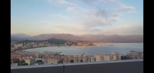 MAGNIFIQUE T2 - VUE MER - AJACCIO - TRES BON EMPLACEMENT