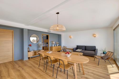 Magnifique T5 avec CLIM, terrasse 30 m2 vue sur mer et barbecue, parking, 40m de la plage
