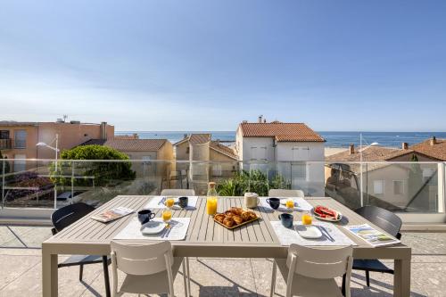 Magnifique T5 avec CLIM, terrasse 30 m2 vue sur mer et barbecue, parking, 40m de la plage