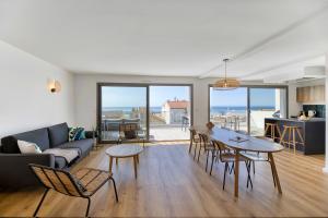 Magnifique T5 avec CLIM, terrasse 30 m2 vue sur mer et barbecue, parking, 40m de la plage