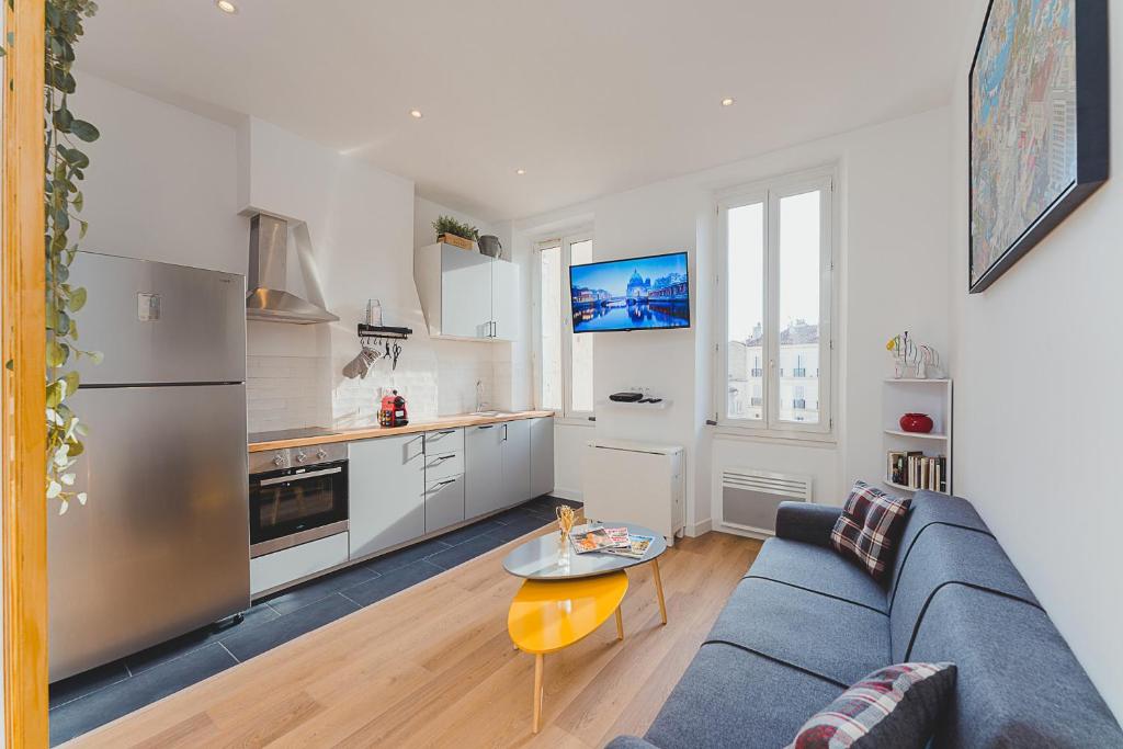 Appartement Magnifique T5 - Gare St Charles - 4 à 10 personnes COLOC DU CHAPITRE (3ème étage) 39 Boulevard de la Liberté 13001 Marseille