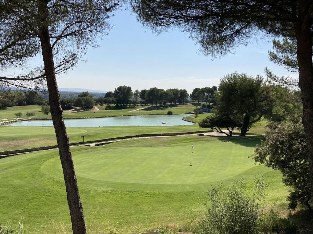 Magnifique Vue CLIM LINGE Golf Saumane 6P Piscine Tennis 1141 Route de Fontaine de Vaucluse, 84800 Saumane-de-Vaucluse