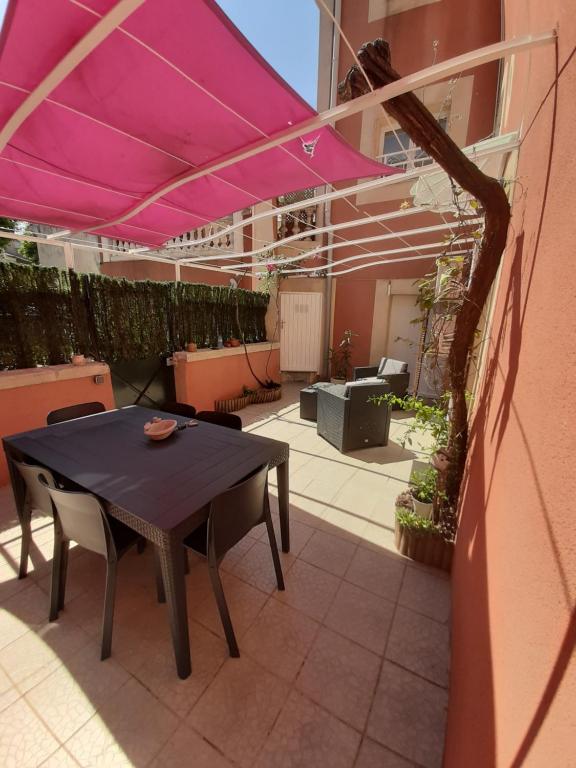 MAISON 100 M2, Terrasse 25 m2, Clim, 3 chbs avec tv, parking 53 GRAND RUE rue le pas   Apt 104, 26700 Pierrelatte