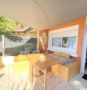 Maison cabine avec terrasse, climatisation et piscine collective 5PQ4