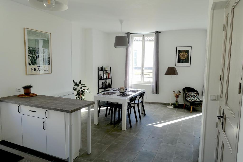 Maison Carrée/Coeur historique de Nîmes - Superbe Appt 55m² 3 Rue Racine, 30900 Nîmes