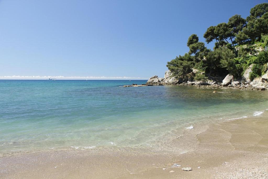 Maison de charme à 200 bord de mer, terrasse, jardin- Lesclesdenicole impasse du général couderc, 83220 Le Pradet