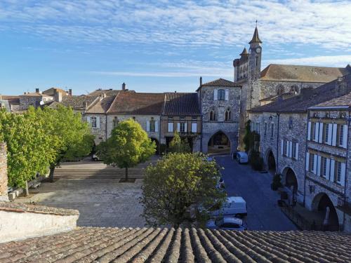 Maison de charme spacieuse, terrasse et vue sur la place