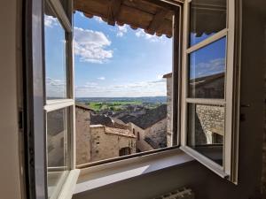 Maison de charme spacieuse, terrasse et vue sur la place