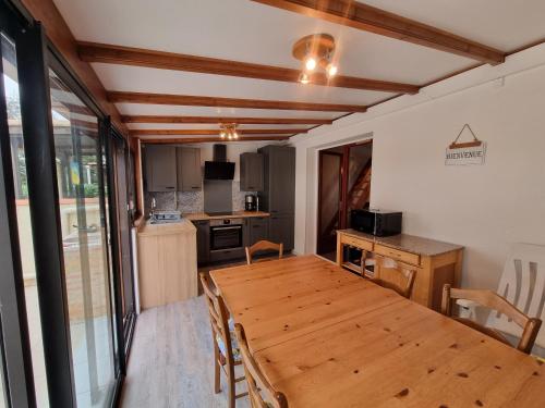Maison en bord de mer et parking privé gratuit.