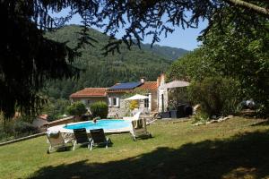 maison en pierre dans un écrin de verdure