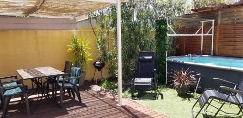 Maison F2, neuve au calme avec jardinet