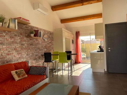 Maison F2, neuve au calme avec jardinet