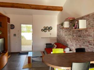 Maison F2, neuve au calme avec jardinet