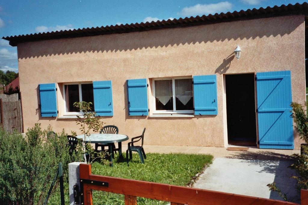 Maison mitoyenne piscines chauffées et tourisme vert 12130 Saint-Geniez-dʼOlt