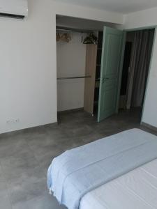 Maison neuve contemporaine parking