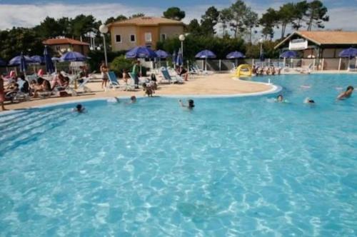 Maisonnette 5 personnes dans résidence avec piscine