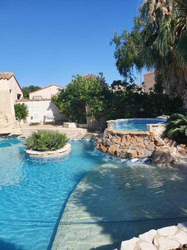 Maisonnette piscine en été